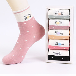 卡通可愛女襪 用俏皮點(diǎn)綴足尖的時尚樂趣