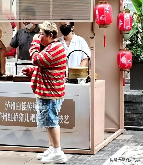 韓紅低調(diào)逛地?cái)偙慌加?，休閑打扮引網(wǎng)友熱議