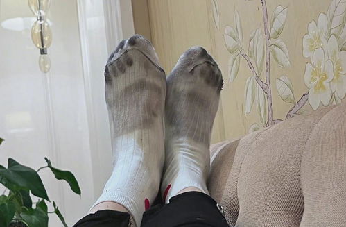 明星也踩雷！關(guān)曉彤曬掉色鞋子染黑襪子，瑕疵品無處不在